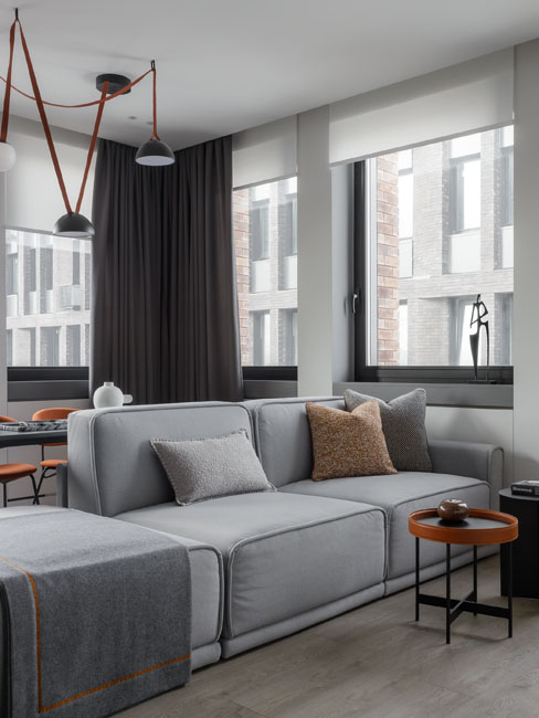 Респектабельный интерьер с диваном ROGER